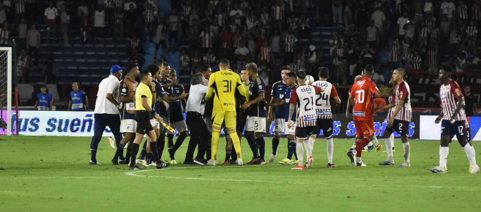 Sancionan a jugadores de Millonarios por protesta colectiva al árbitro del partido contra Junior