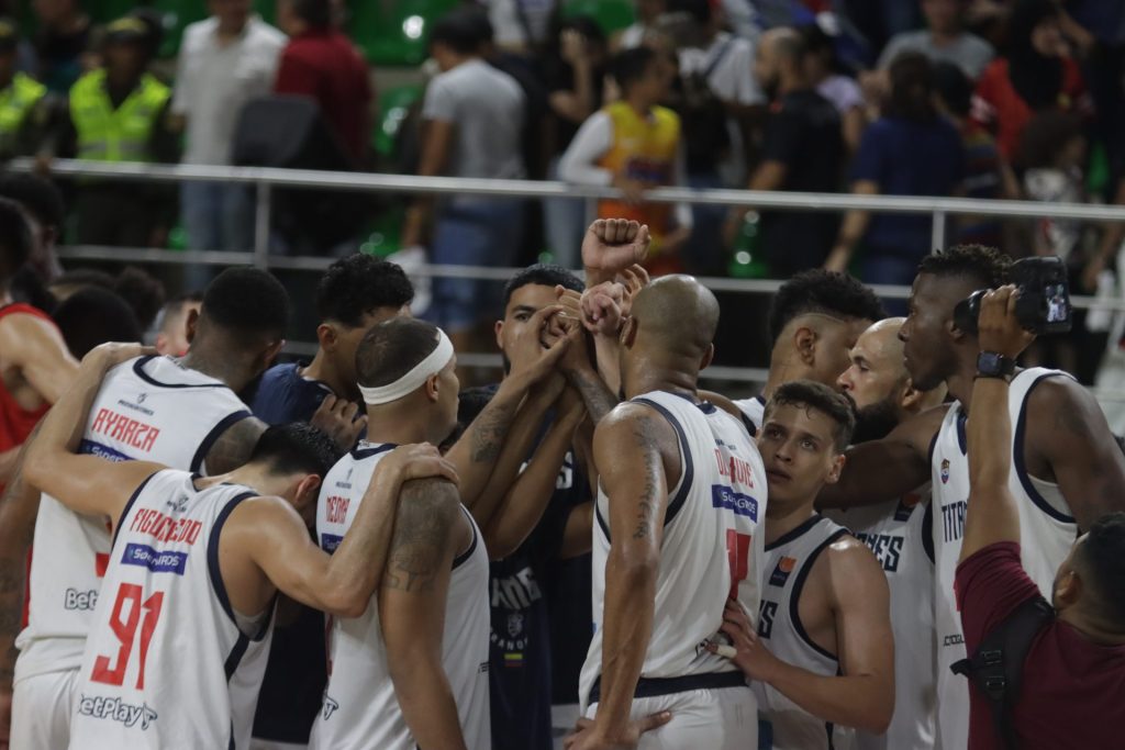 Titanes dominó y lidera las finales 2-1 sobre Toros del Valle