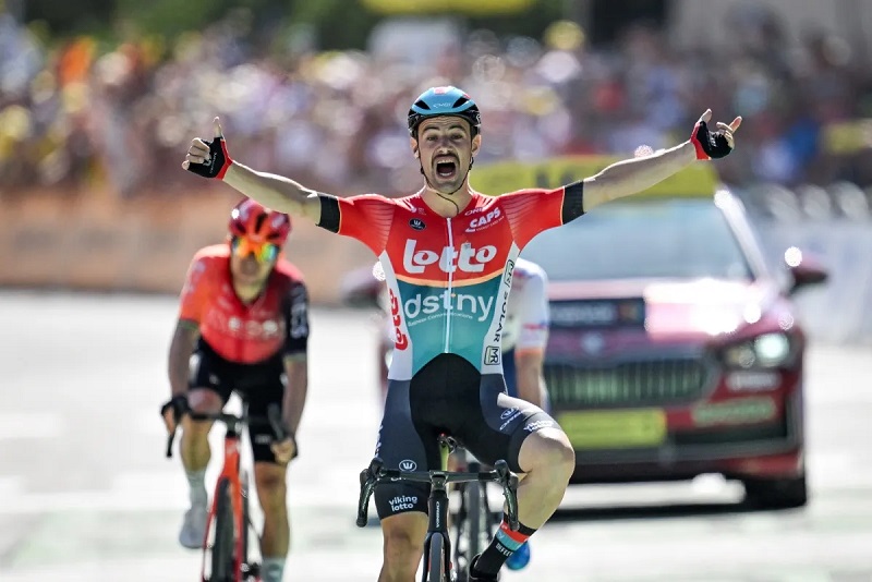 Víctor Campenaerts se impone al sprint y gana la etapa 18 del Tour de Francia
