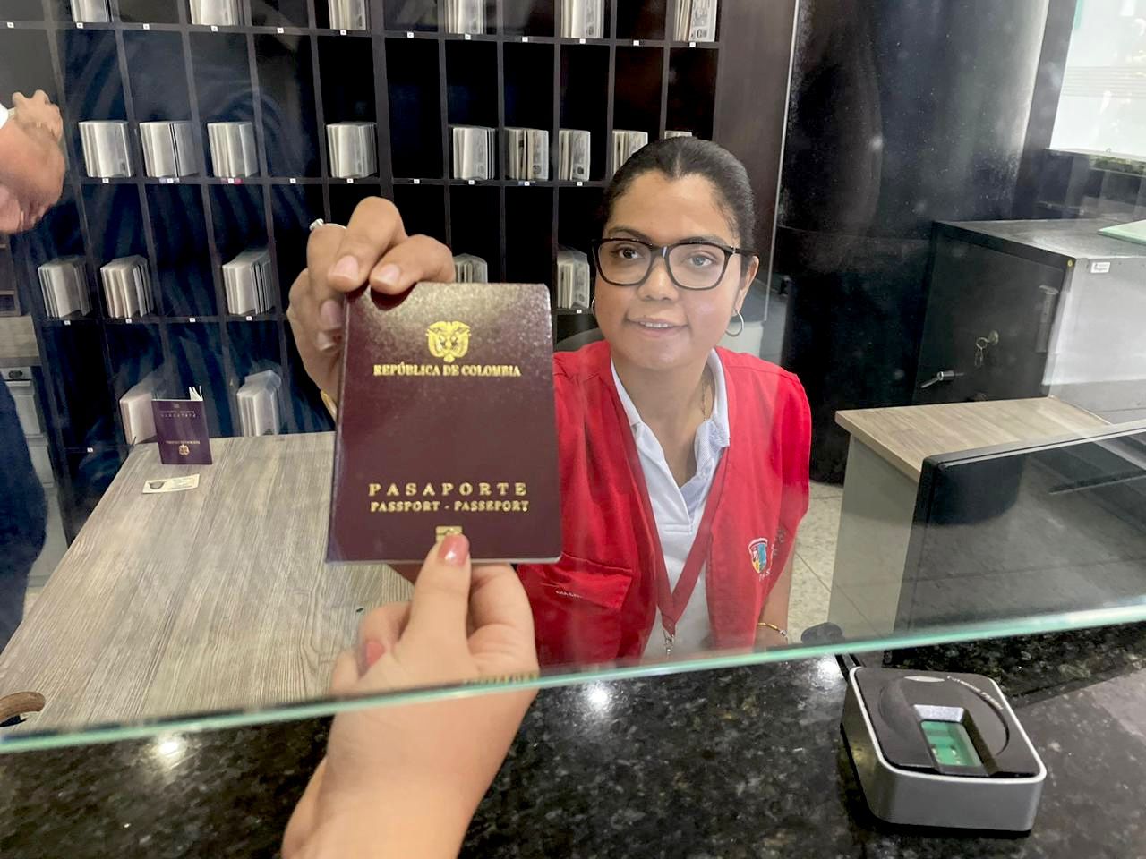 No se requieren intermediarios para el trámite del pasaporte: Malka Irina León
