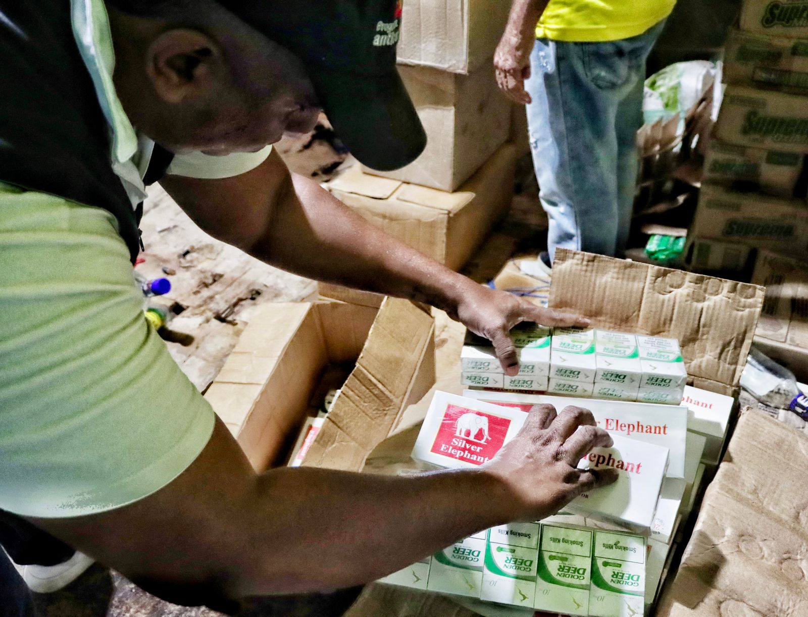 Decomisan gan cantidad de licor adulterado y cigarrillos de contrabando