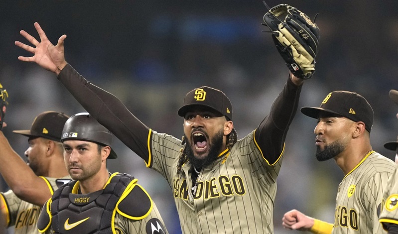 Con triple play, Padres de San Diego aseguran boleto de playoffs al vencer 4-2 a Dodgers