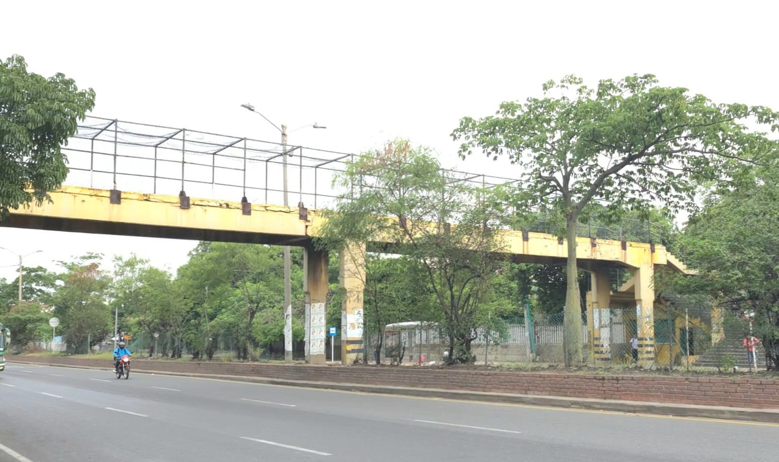 Retiran y hurtan estructuras metálicas del puente peatonal del Inem que se encuentra cerrado de manera preventiva