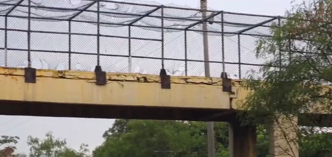 Retiran y hurtan estructuras metálicas del puente peatonal del Inem que se encuentra cerrado de manera preventiva