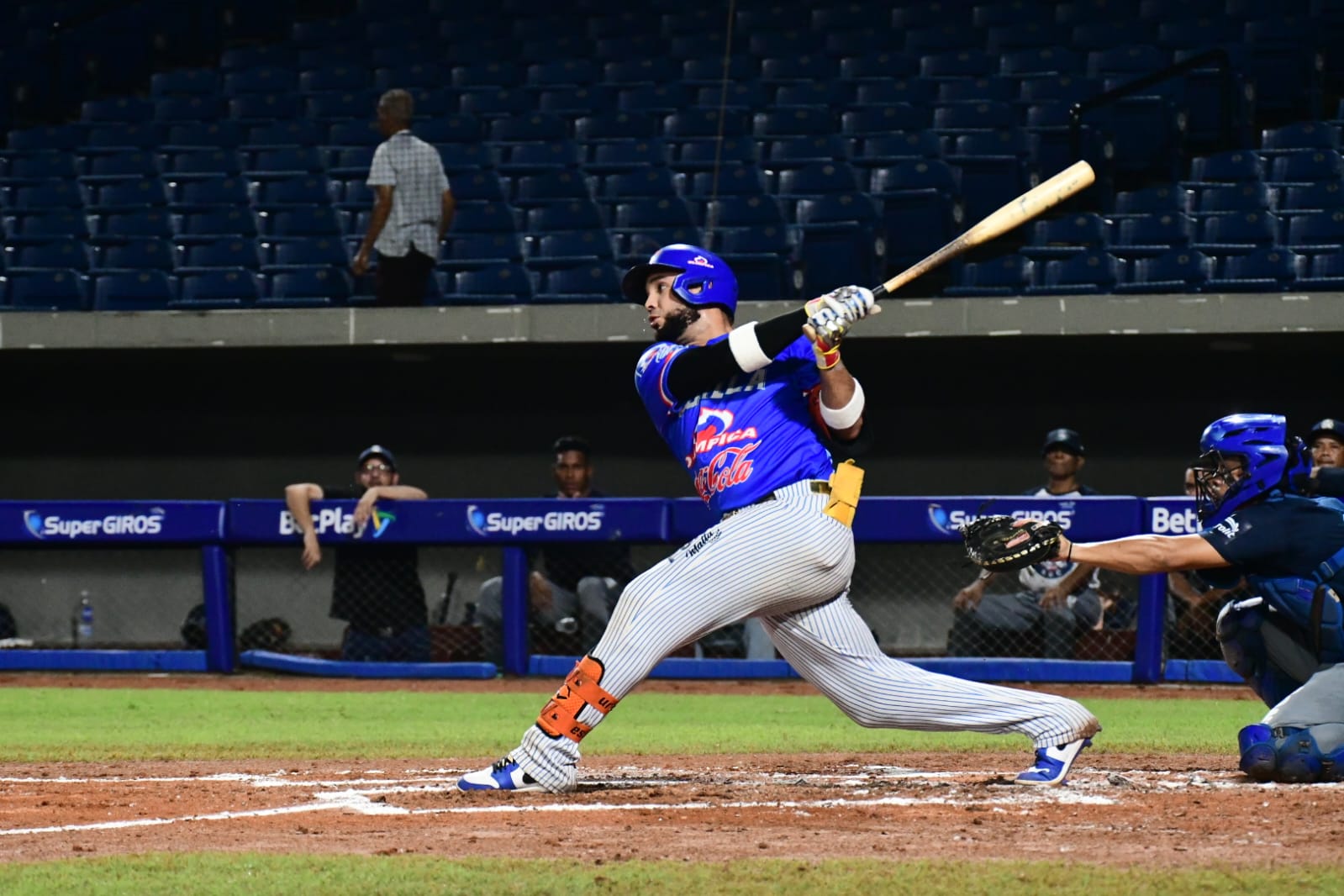 Caimanes-Olímpica divide victorias con Leones, en una tarde pasada por lluvia