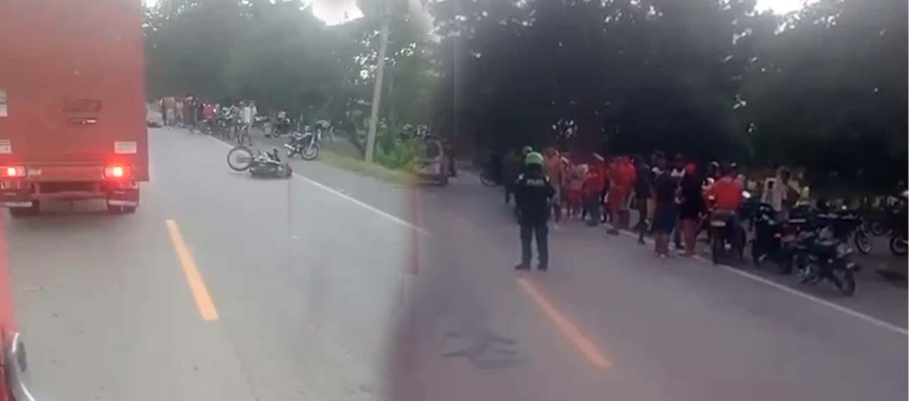 Muere mujer tras chocar moto contra la puerta delantera de un microbús