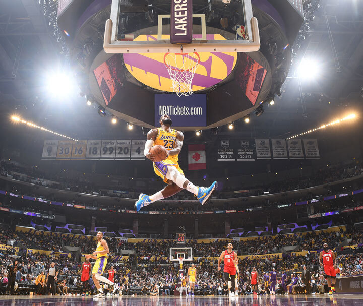 En su cumpleaños 40, LeBron James dice que podría jugar “otros 5 o 7 años”