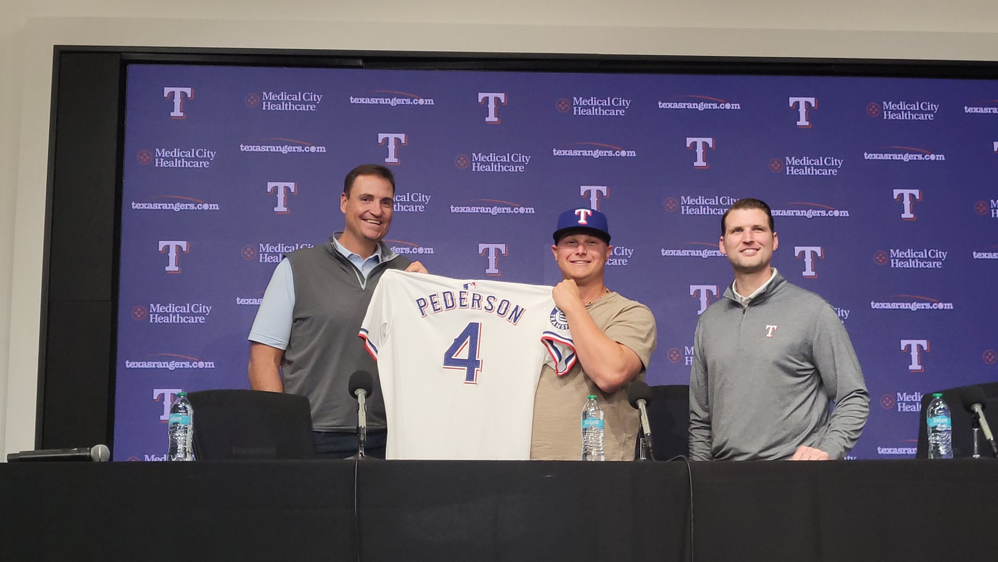 Joc Pederson y Rangers de Texas concretan acuerdo por 2 años