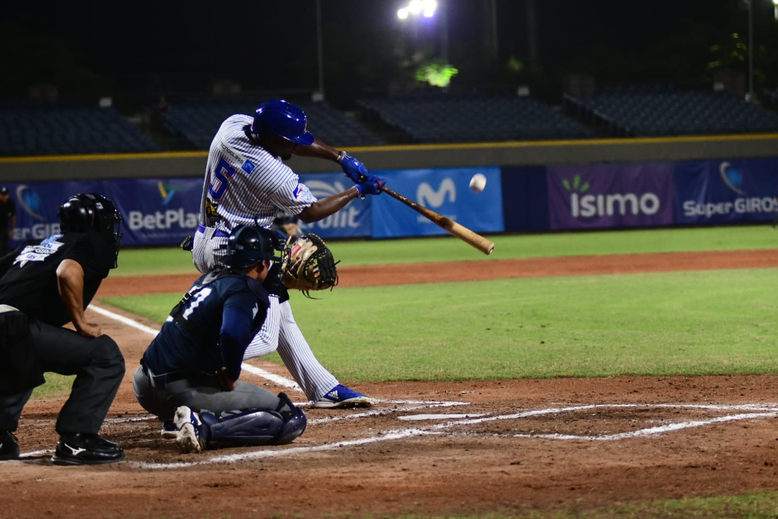 Caimanes-Olímpica sufrió segundo revés ante Leones en once entradas