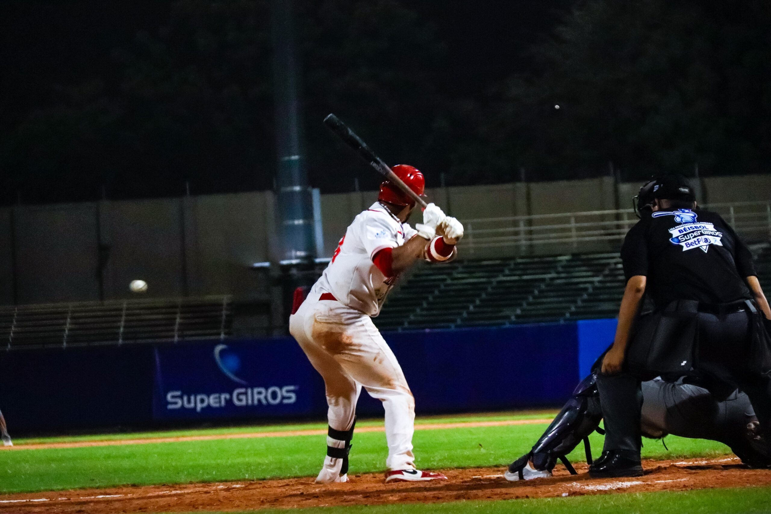 Tigres remontando vencen a los Leones de Barranquilla