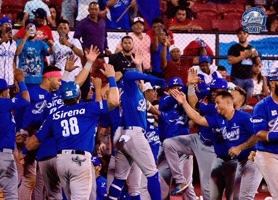 Tigres del Licey hacen tropezar a Gigantes en Dominicana