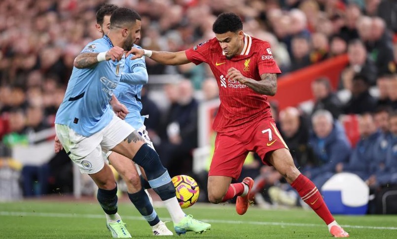 El Liverpool zarandea al City y Guardiola presume de títulos ante la grada de Anfield