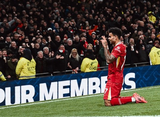 Con doblete de Luis Díaz, Liverpool golea y se reafirma en la cima de la liga inglesa