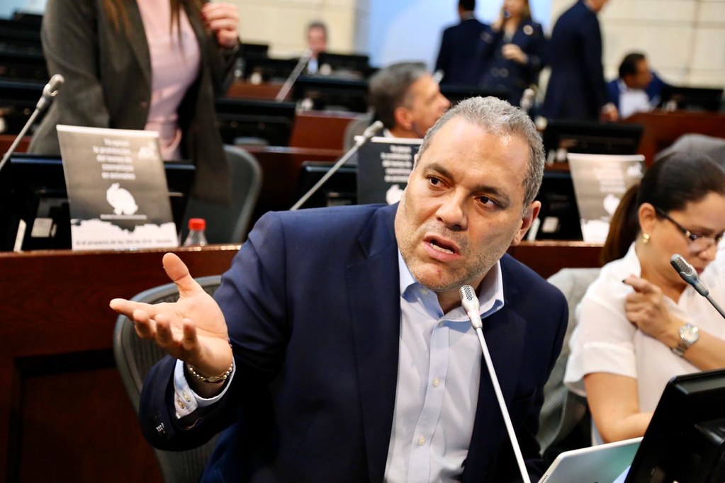 MinHacienda denuncia a Ricardo Roa y Nicolás Alcocer por presunta injerencia en Urrá