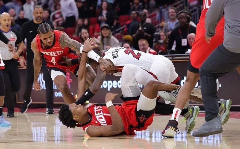 Escándalo en la NBA: batalla campal y siete expulsados en Houston Rockets vs Miami Heat