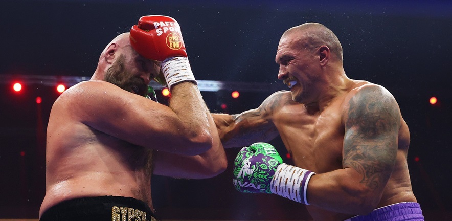 Oleksandr Usyk defiende con éxito sus títulos de los pesados ante Tyson Fury