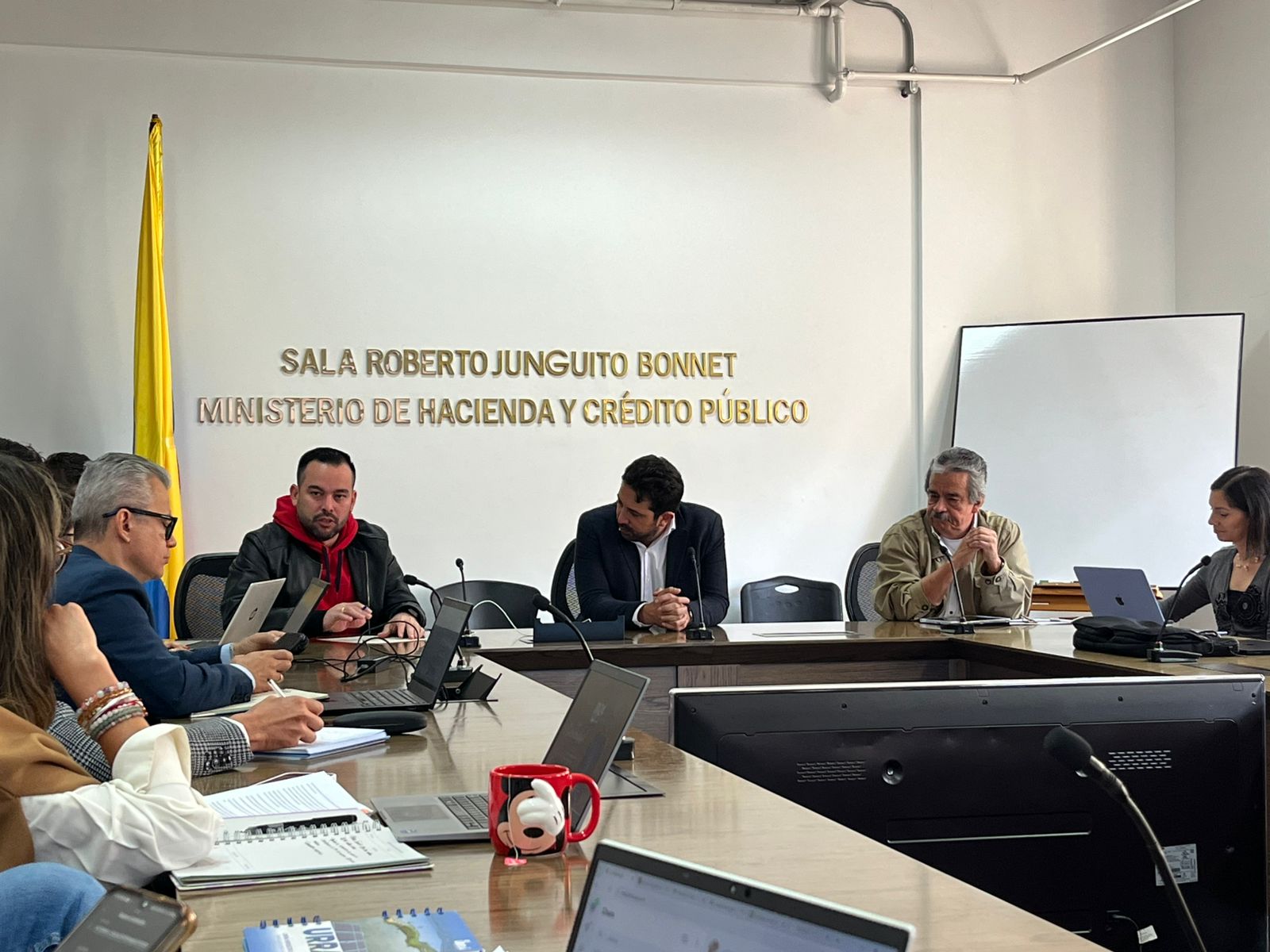 MinHacienda y Agente Interventor trazan hoja de ruta para garantizar sostenibilidad financiera de Air-e