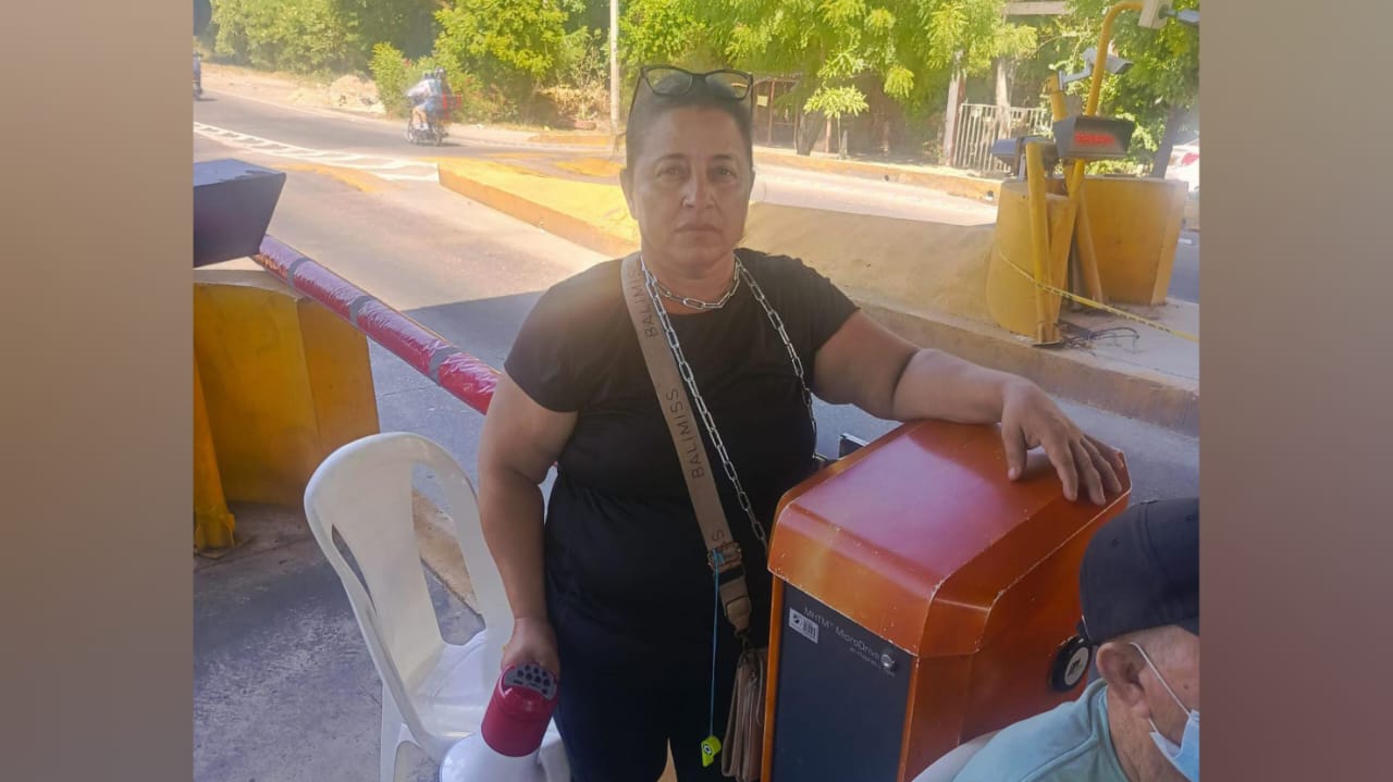 En el peaje de Sabanagrande, mujer se encadenó para mantener el movimiento de talanqueras levantadas