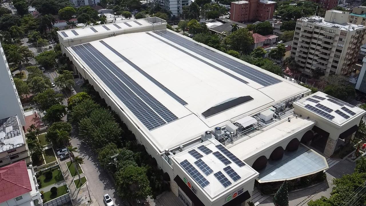 Más de 1.200 paneles solares centro comercial en Altos del Prado le apuesta a las energías limpias