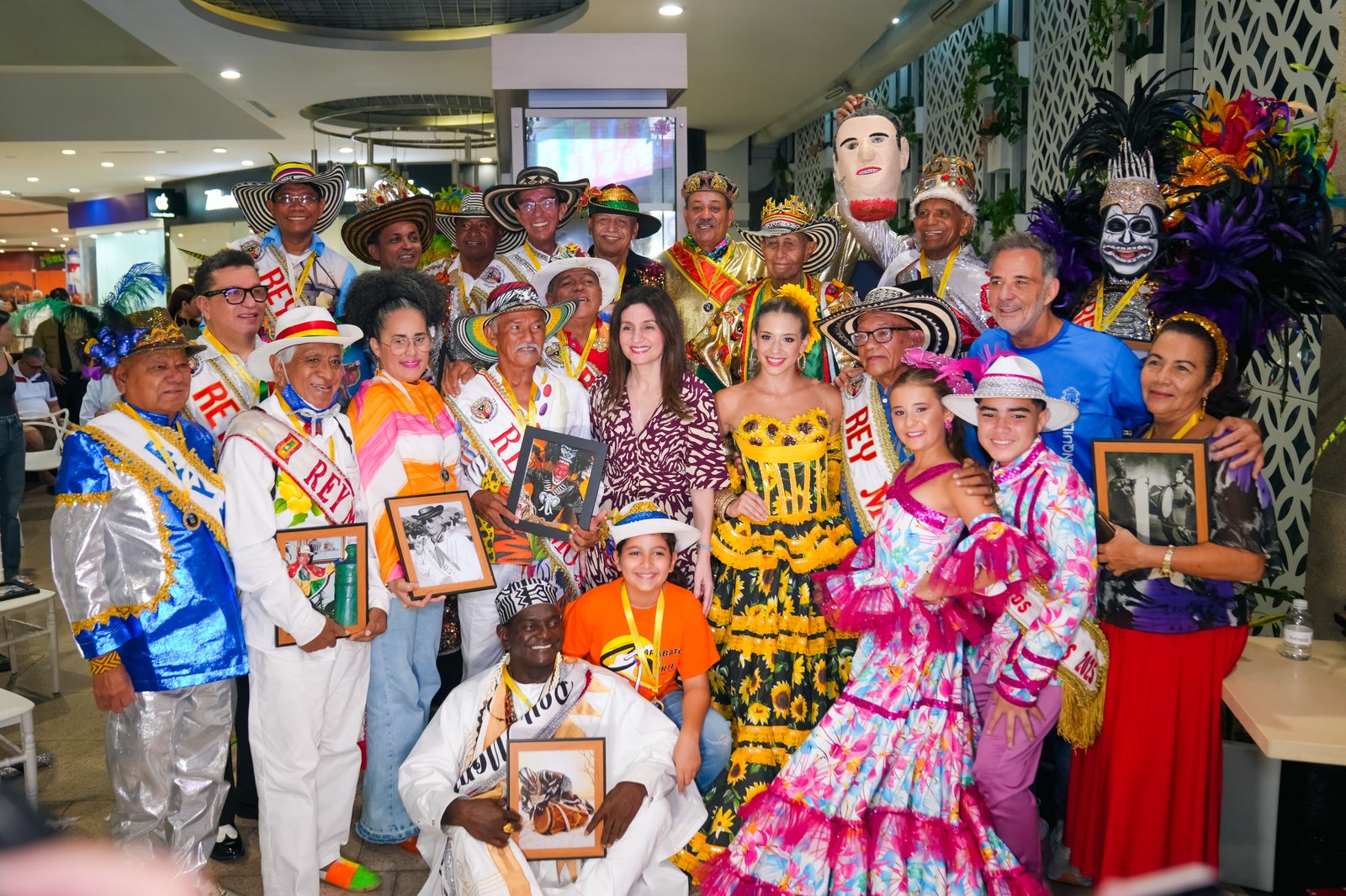 Carnaval de Barranquilla inaugura la exposición ’30 años de historia viva’ en homenaje a los Reyes Momos del Carnaval
