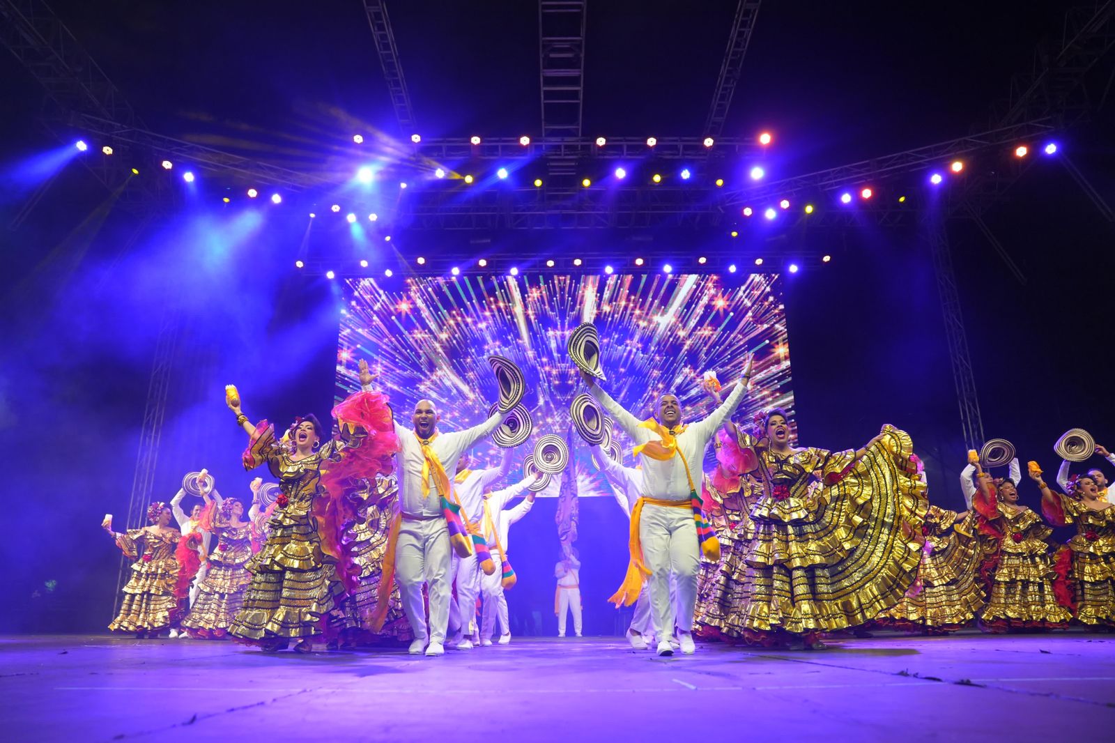 El ritmo y la tradición engalanaron la Plaza de la Paz en la Fiesta de Danzas y Cumbias