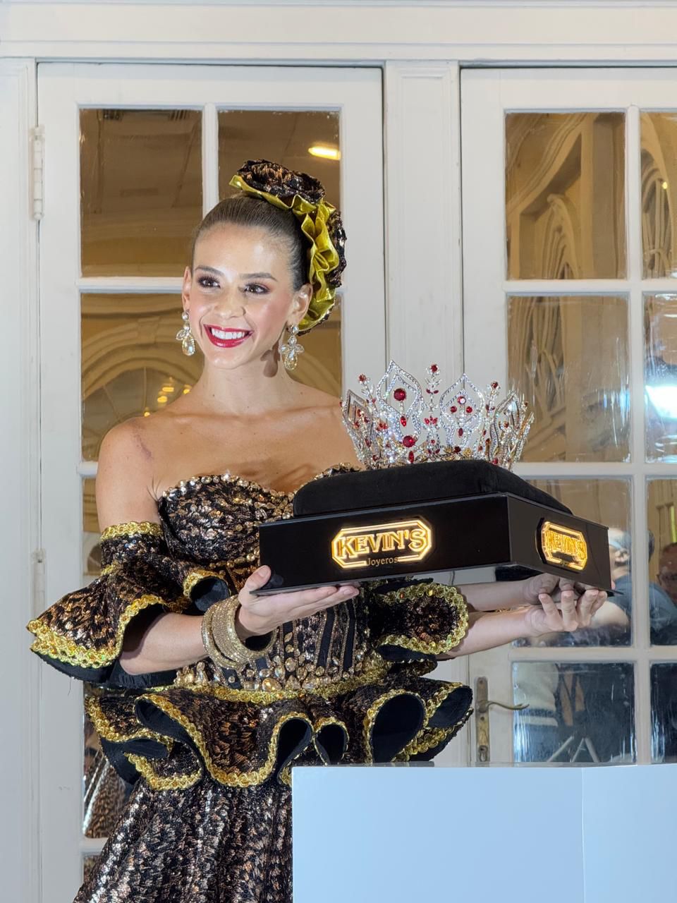 La Reina del Carnaval 2025, Tatiana Angulo Fernández de Castro, recibe su corona ‘Pasión de Carnaval’