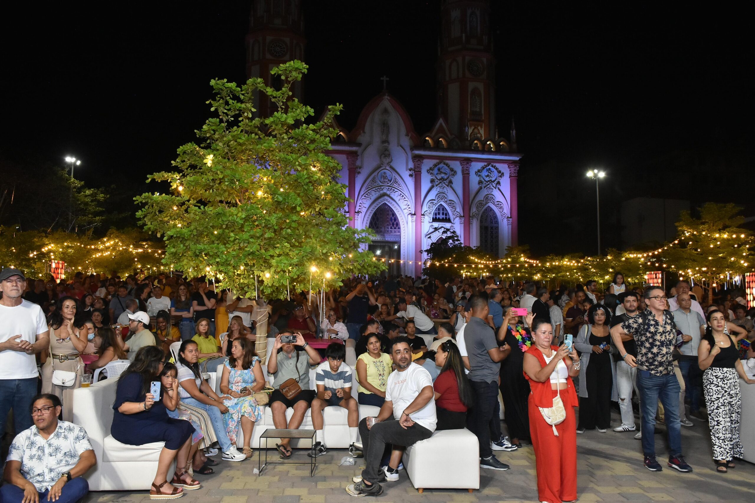 La plaza de San Nicolás volvió a brillar con Noches de Centro