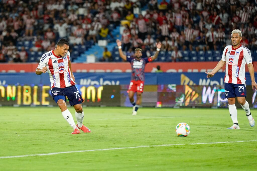 Junior venció al DIM con gol de Carlos Bacca tras picardía de Teo ...