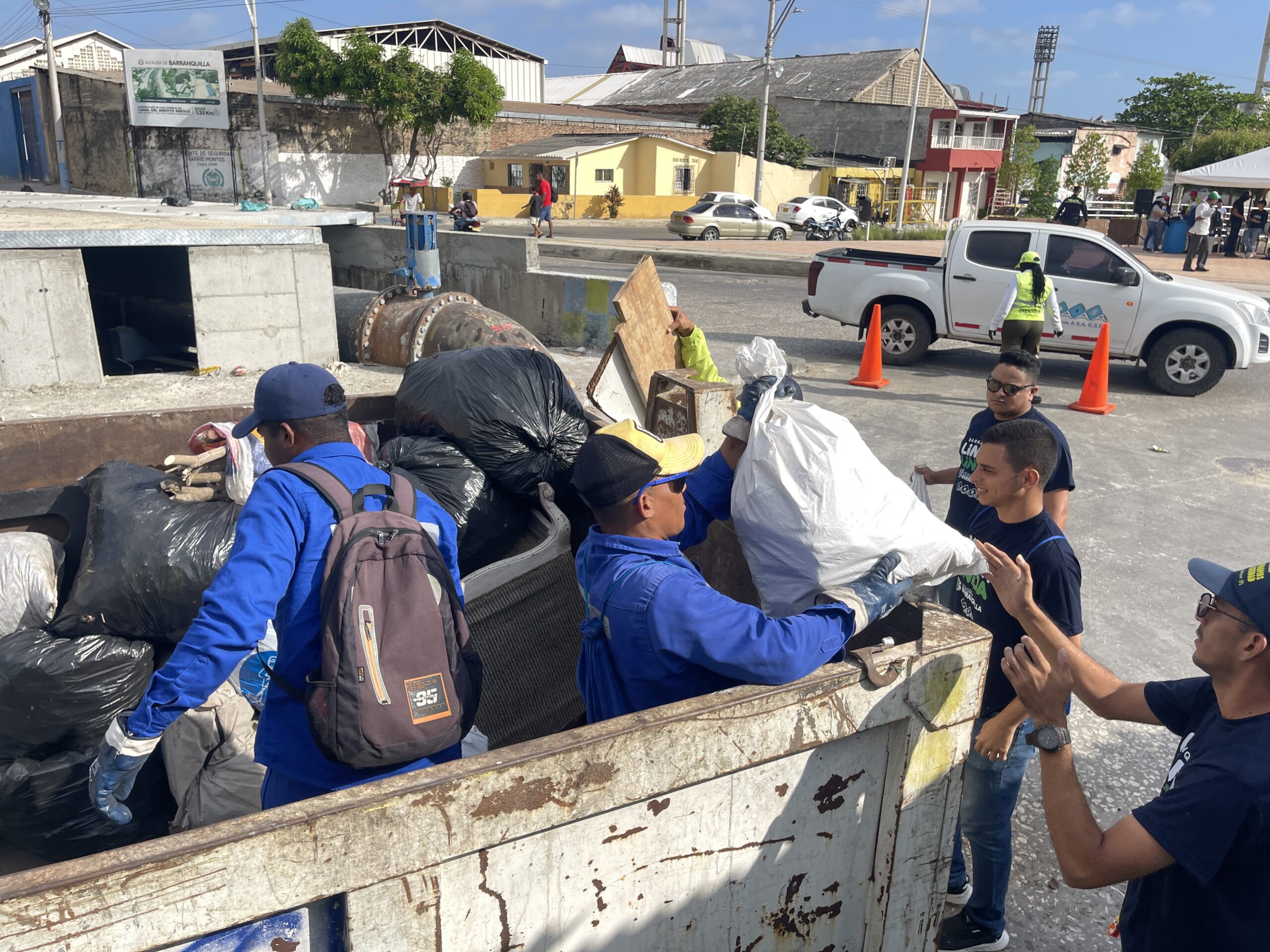 Alcaldía y Triple A lideran jornada de recolección de residuos voluminosos en el arroyo de Rebolo