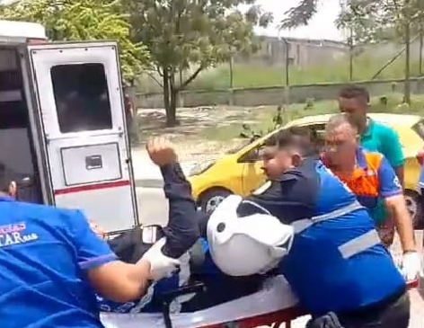 Agente de tránsito fue arrollado por taxi durante operativo en Soledad