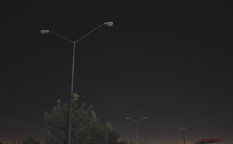 Habitantes denuncian falta de alumbrado y peligro vial en la carrera 21 de Barranquilla