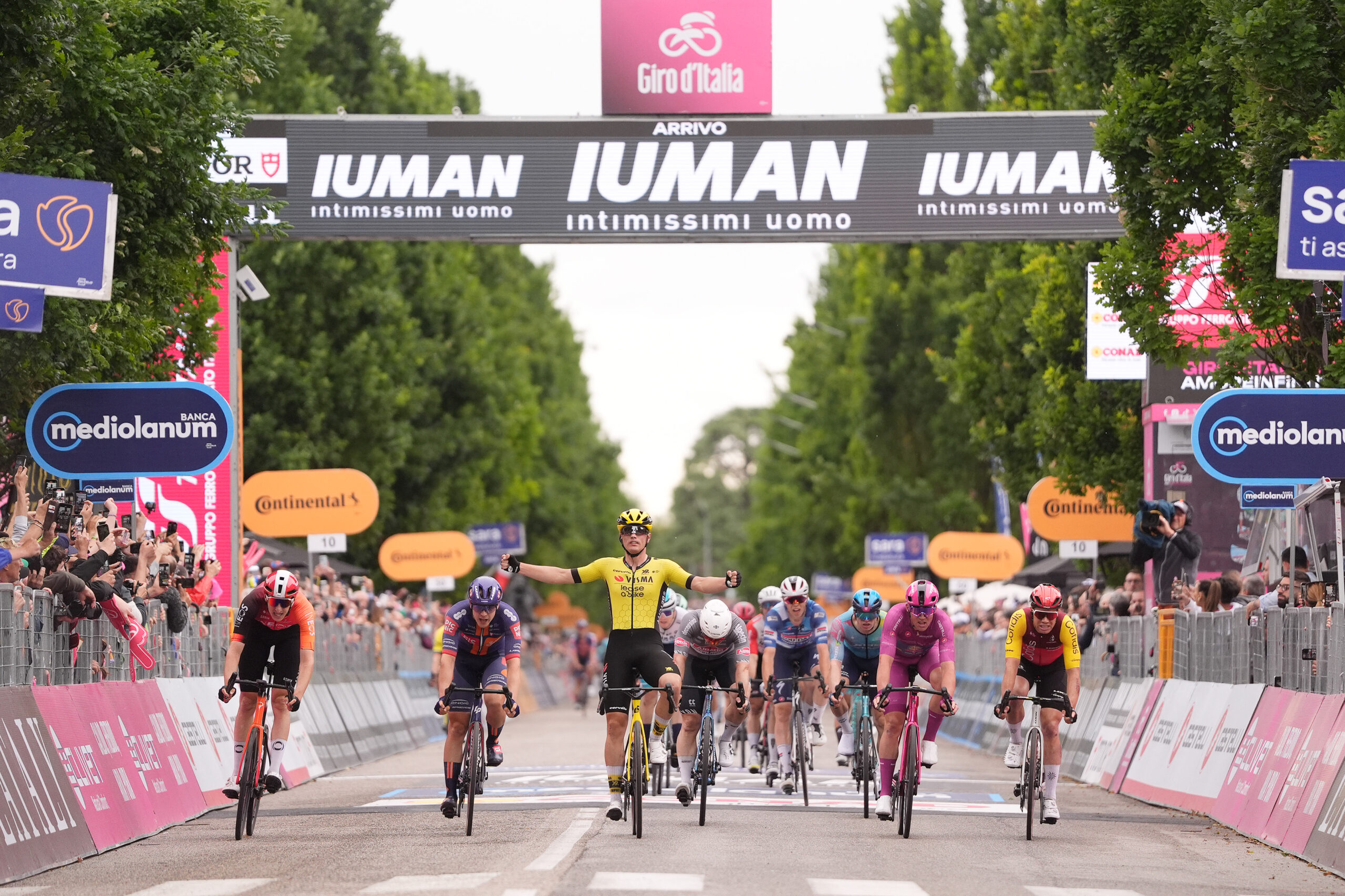 Olav Kooij gana al sprint la etapa 12 del Giro