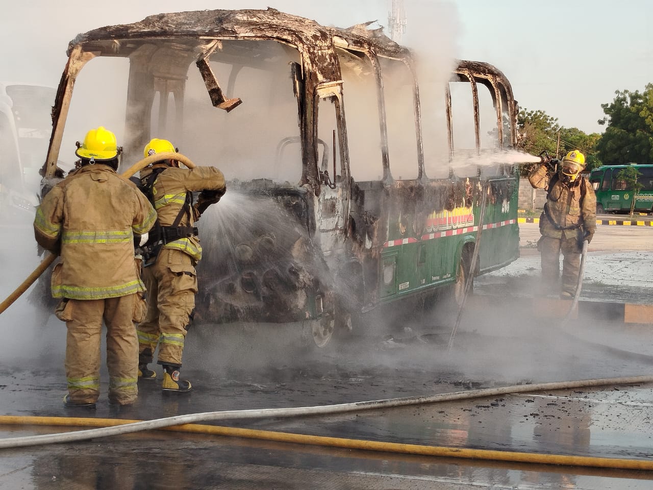 Incendio consume bus en la nevada de Coolitoral en Soledad: no hubo lesionados