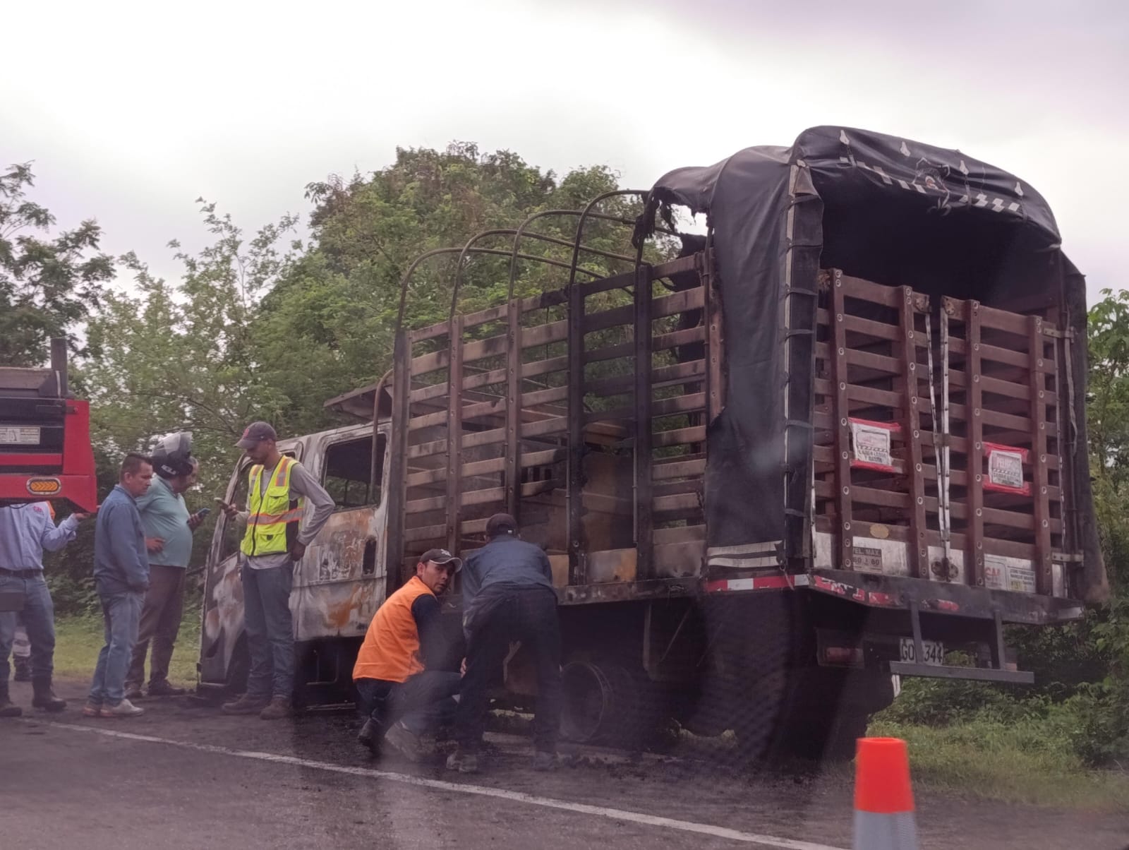 Incendian vehículo tras asalto en la vía Oriental, en jurisdicción de Palmar de Varela