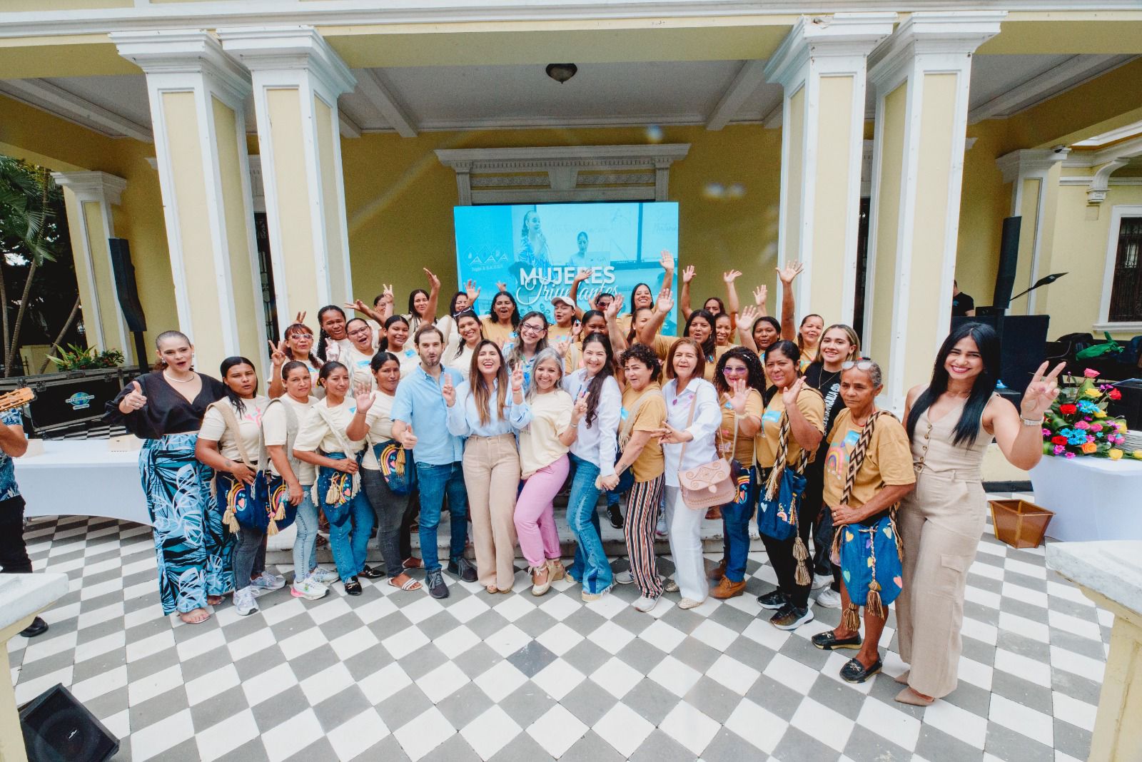 30 mujeres cabeza de hogar se gradúan del programa “Soy Mujer Triunfante” de Triple A