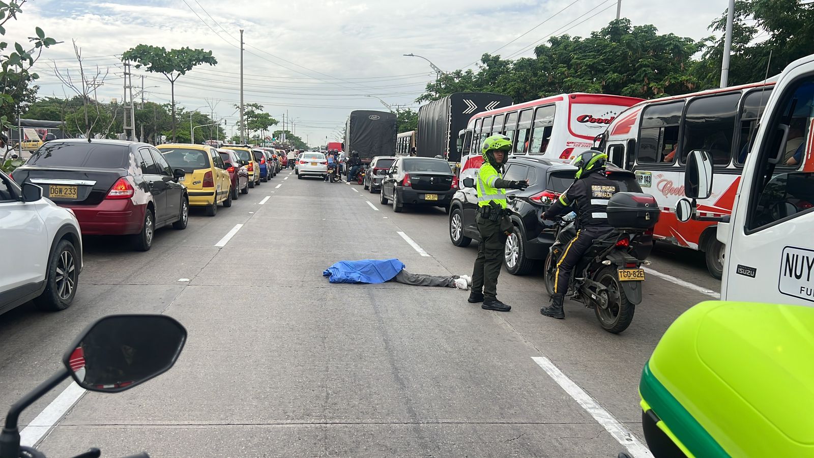 Hombre murió arrollado por un tractocamión en la calle 30