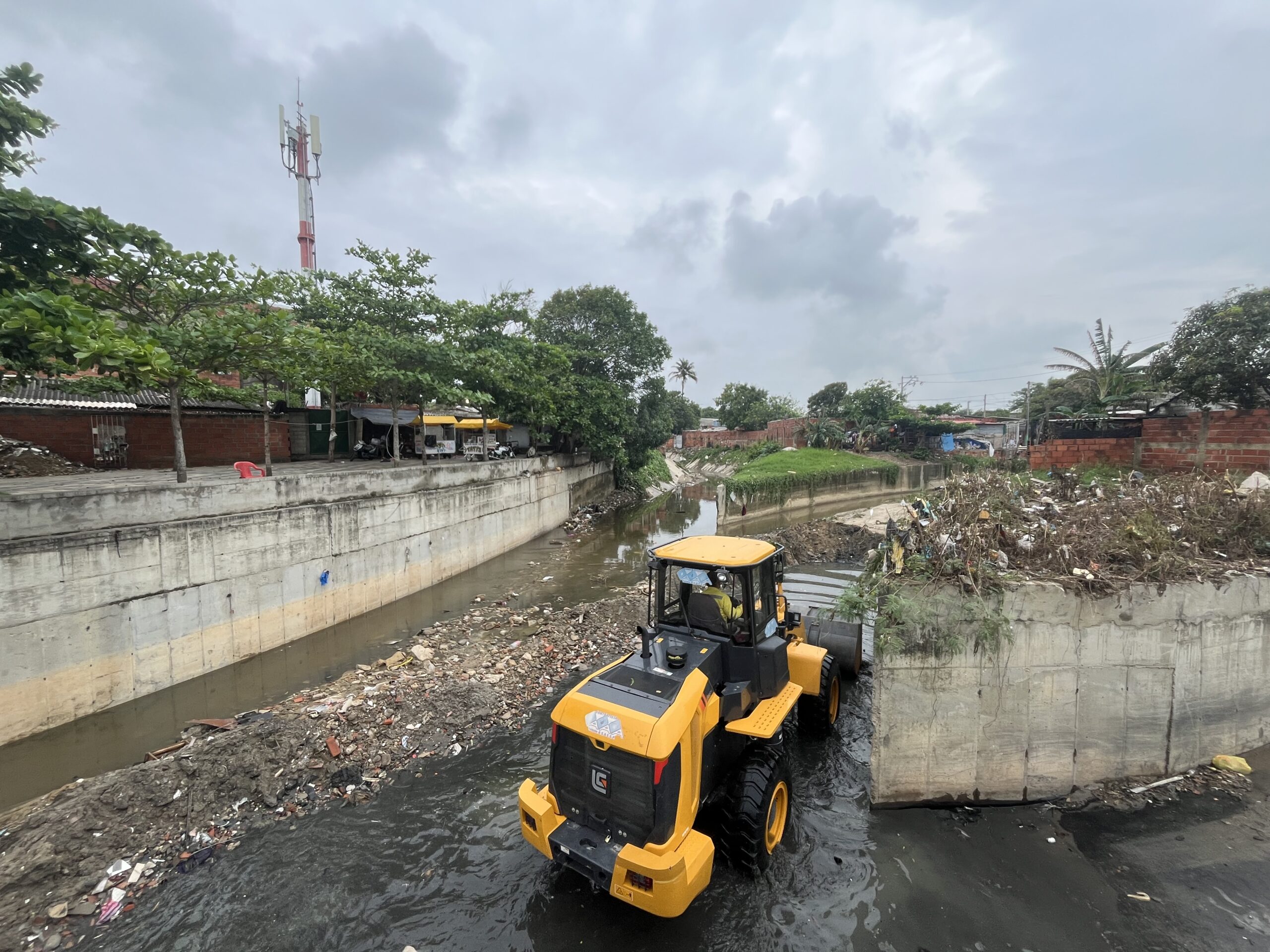 Continúa limpieza de arroyos frente a temporada de lluvias