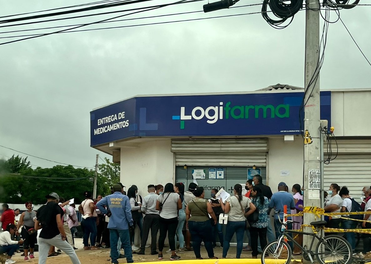 Largas filas y sala colapsada en Logifarma Cordialidad: usuarios exigen mejoras urgentes