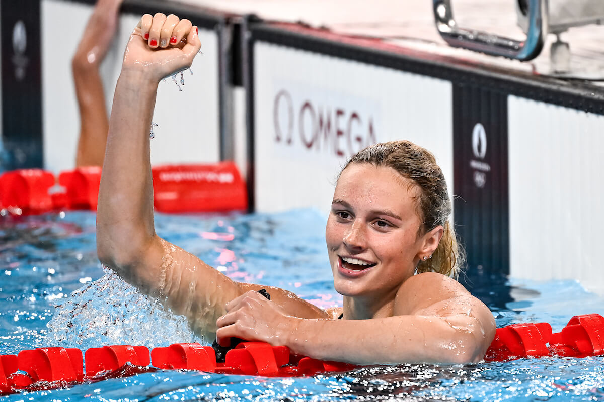 Canadiense Summer McIntosh rompe tercer récord mundial de natación en cinco días