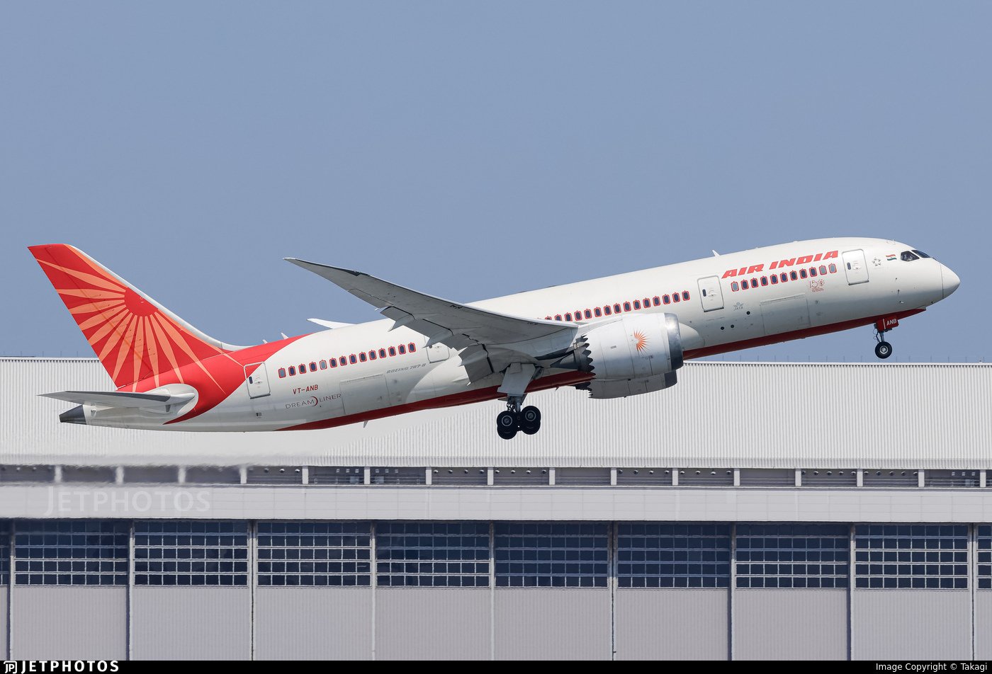 Más de 240 personas viajaban a bordo del avión estrellado en India con destino a Londres