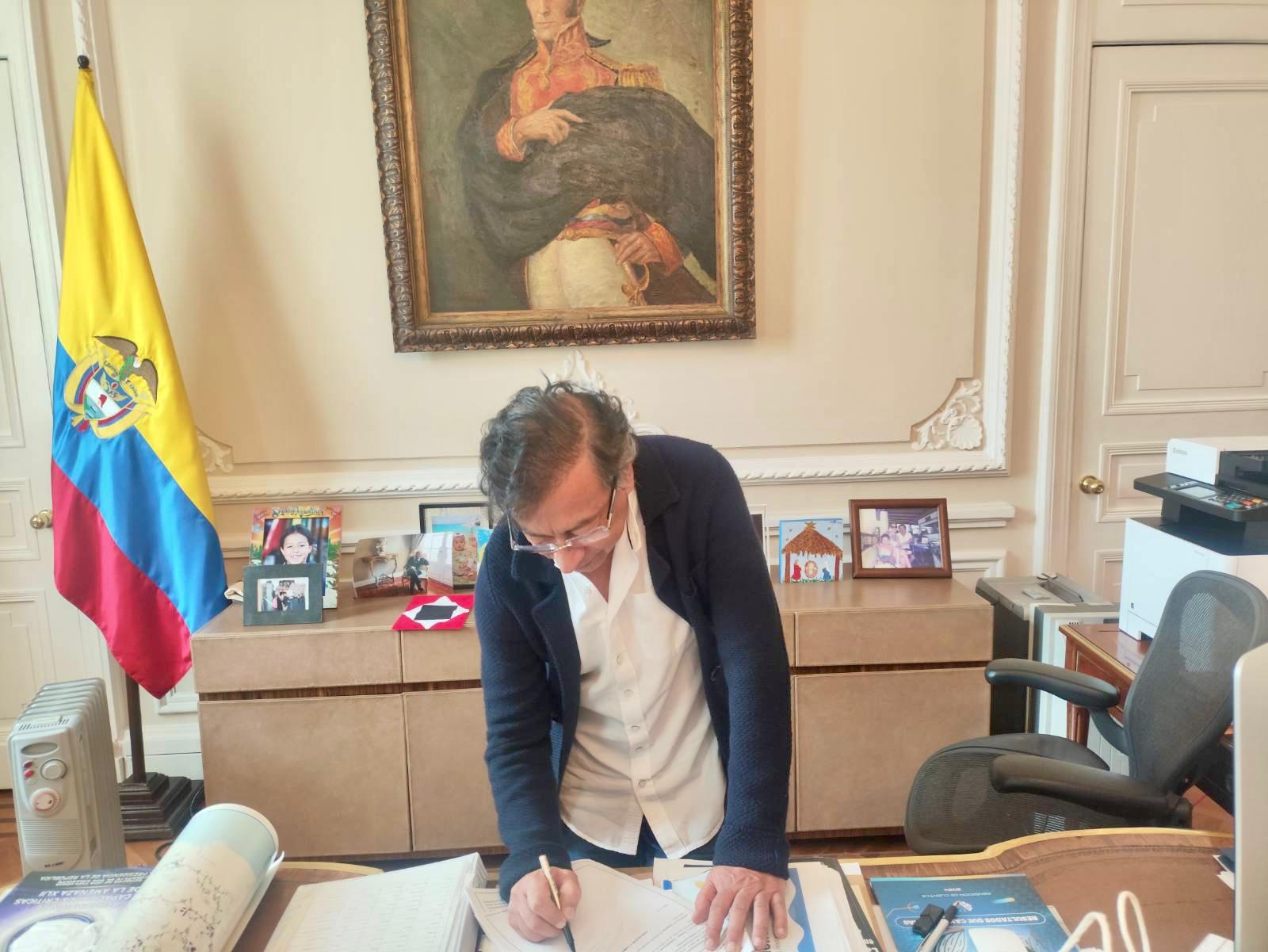 Presidente Petro firma decreto para convocar consulta popular