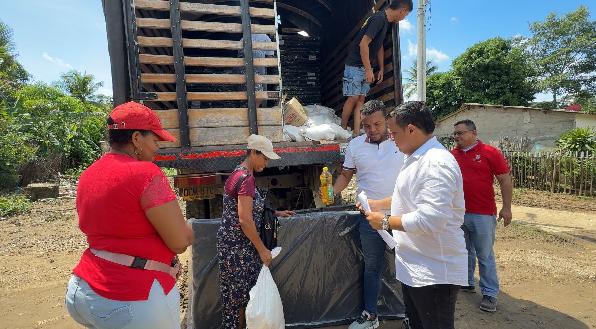 Gobernación entrega ayudas humanitarias a los habitantes de Santa Cruz, corregimiento de Luruaco