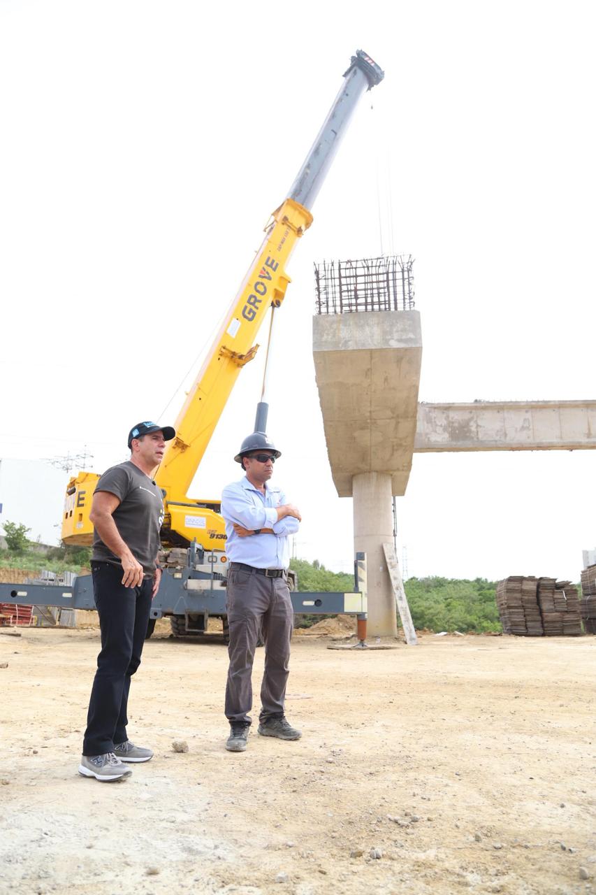 Alcalde Char supervisa izaje de vigas del puente en la Circunvalar con carrera 43: obra entra en fase final