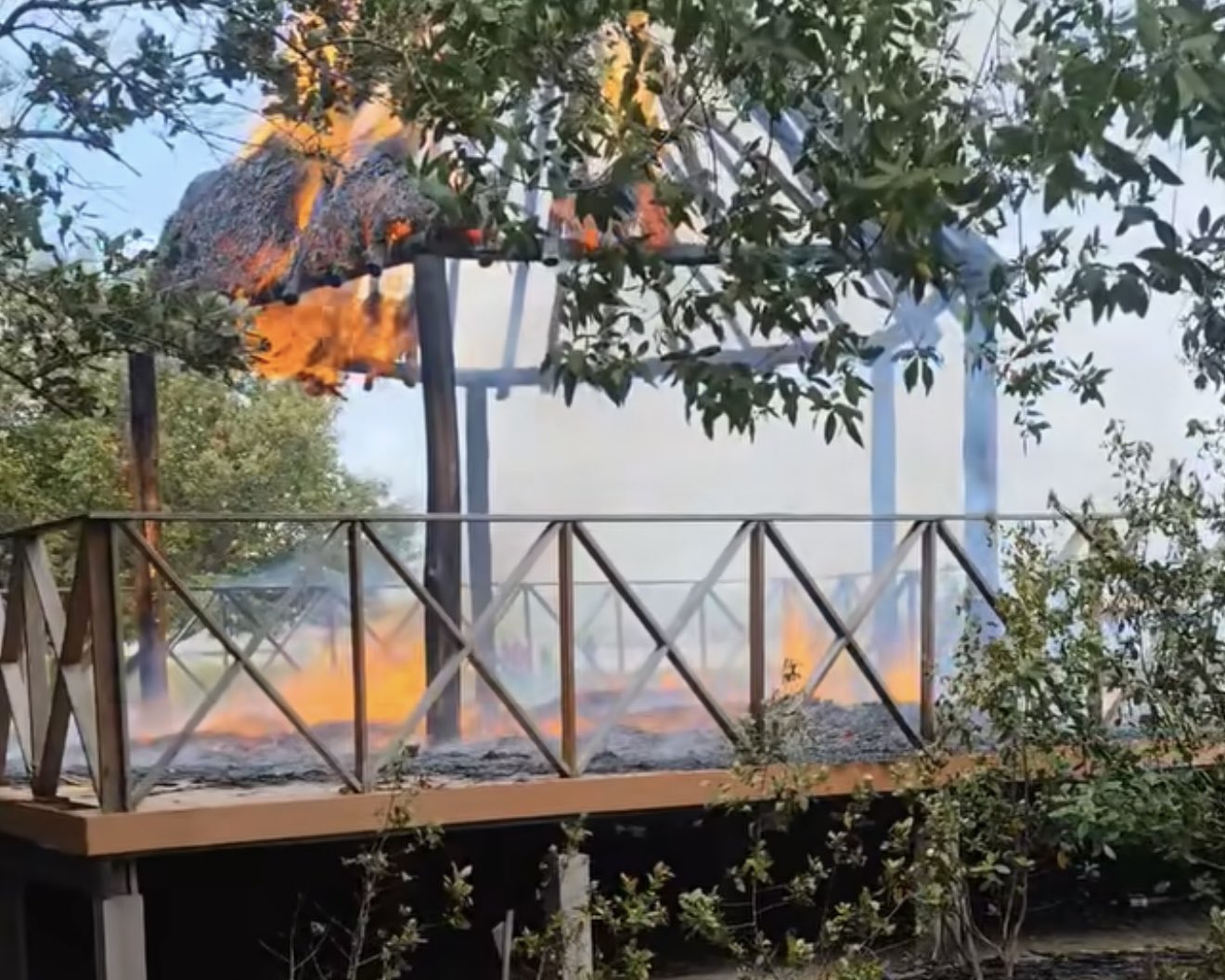 Vándalos incendiaron “aula ambiental” en ‘Playa manglares’, en Puerto Colombia