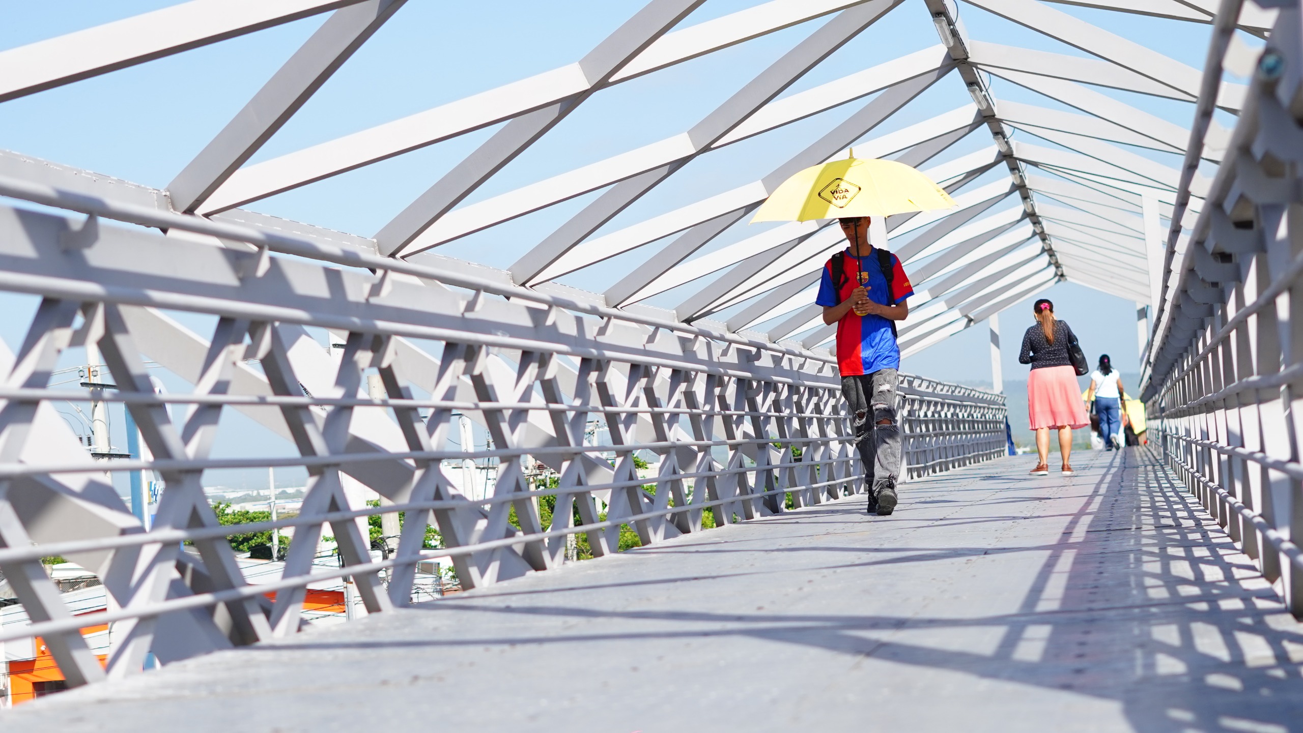 Distrito implementa estrategia pedagógica y operativos de control en puentes peatonales
