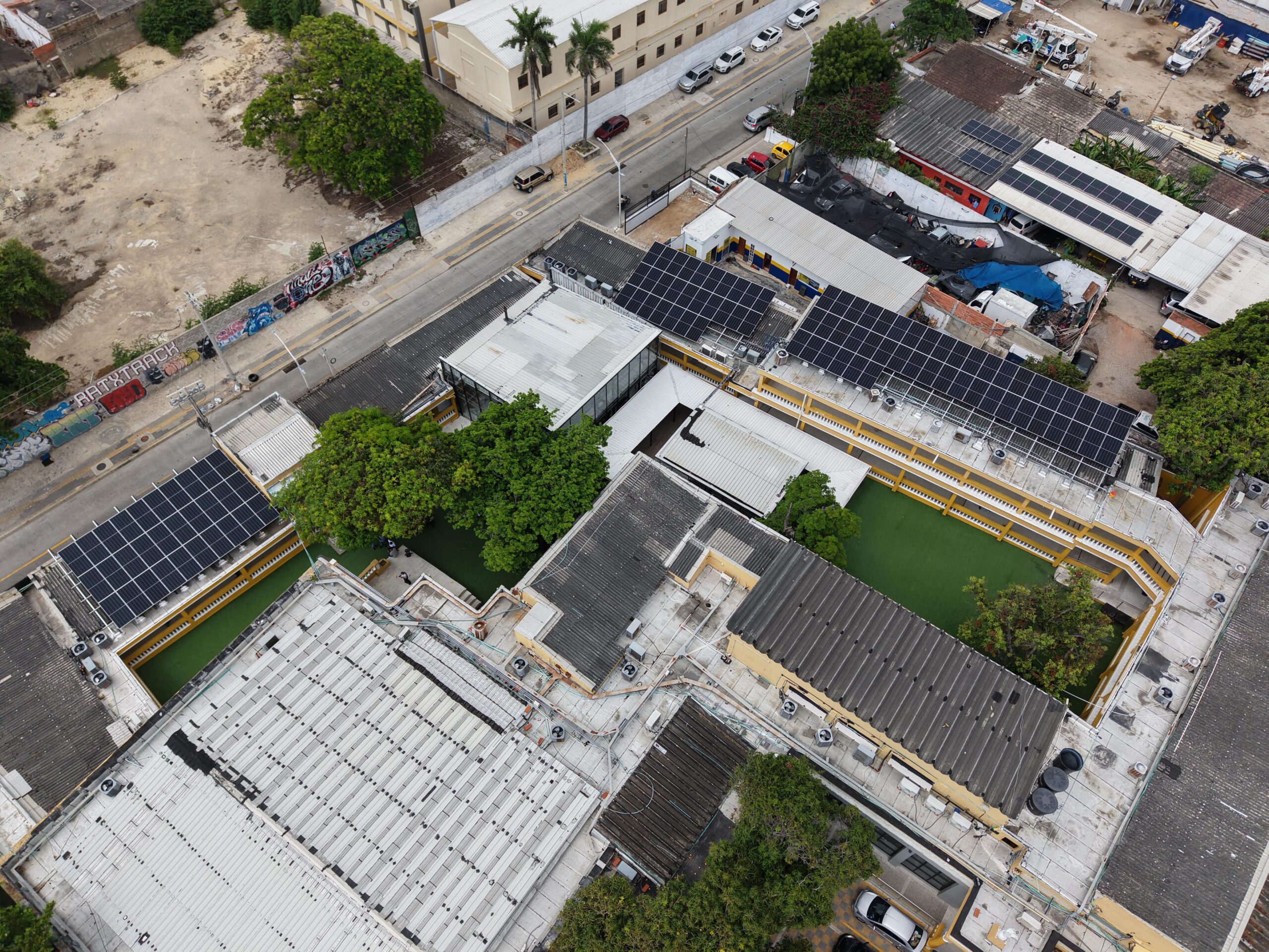 IUB estrena planta solar en sede de plaza de la Paz como apuesta por las energías limpias