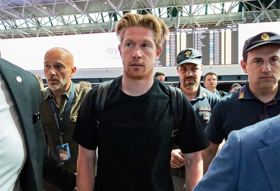 De Bruyne desata la locura en su llegada a Roma para firmar por el Nápoles