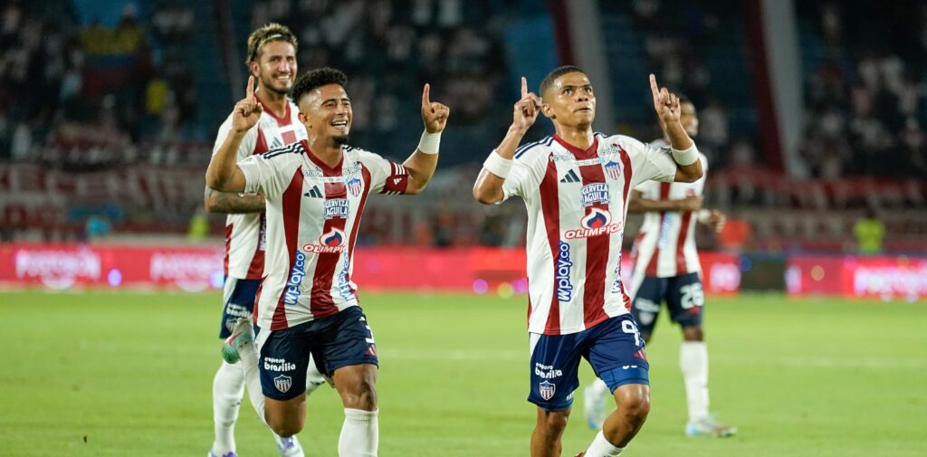 Jugadores del Junior celebrando un gol en el estadio Metropolitano