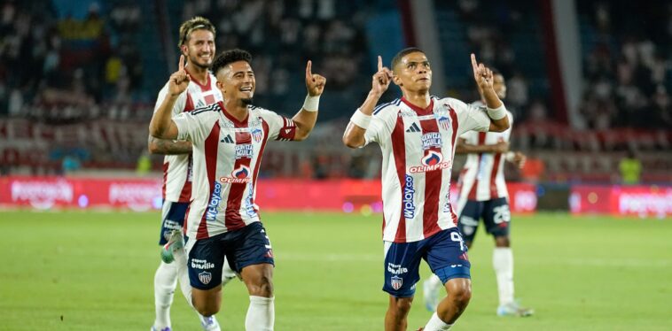 Jugadores del Junior celebrando un gol en el estadio Metropolitano