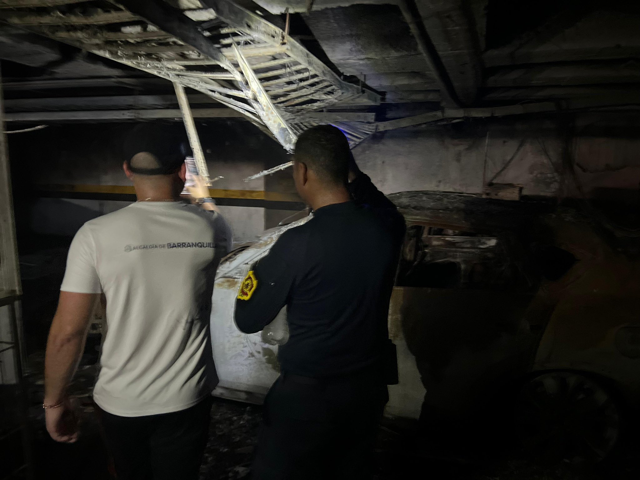 Tres muertos y 45 heridos dejó incendio en conjunto residencial Flores del Recreo en Barranquilla